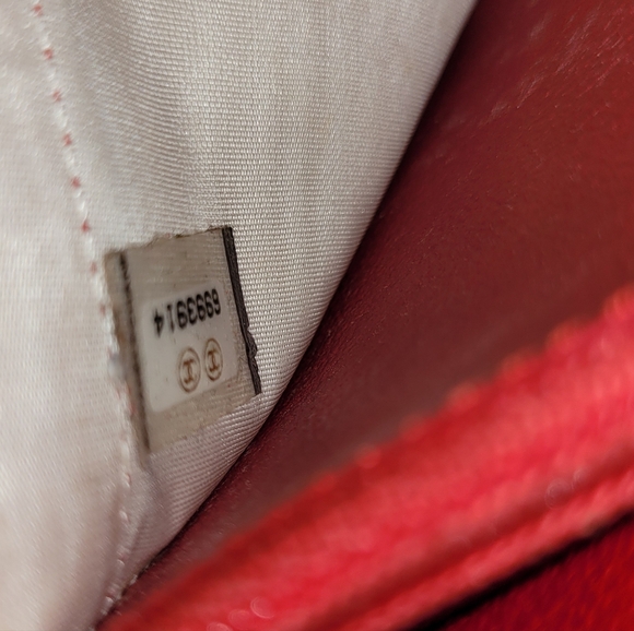 Red Chanel vertical wallet - Picture 8 of 8